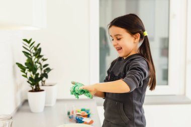 Küçük kız para kırıyor.