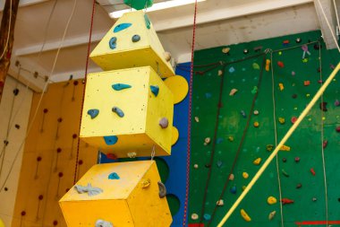 Duvara tırmanma halatları yakın.