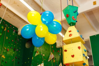 Duvara tırmanma halatları yakın.