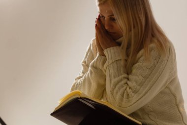 Kadın elleri İncil 'le Tanrı' ya dua ediyor. Tanrı 'ya dua et.