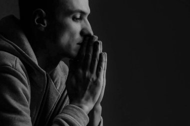 Dua eden adam en iyisini umuyor. İnsani duygu yüz ifadesi