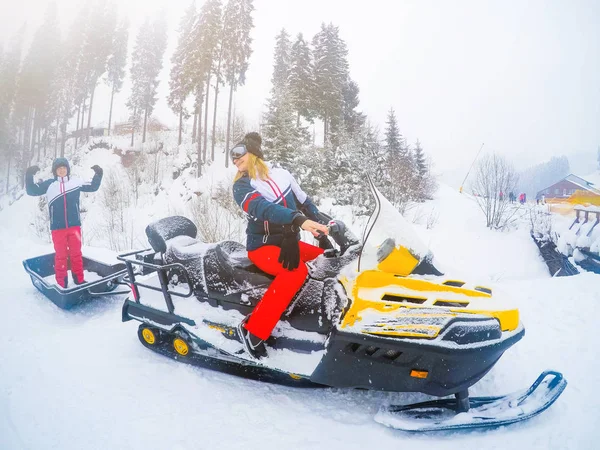 Πορτρέτο της γυναίκας στο snowmobile.Concept του αθλητισμού χιόνι και την υγεία — Φωτογραφία Αρχείου