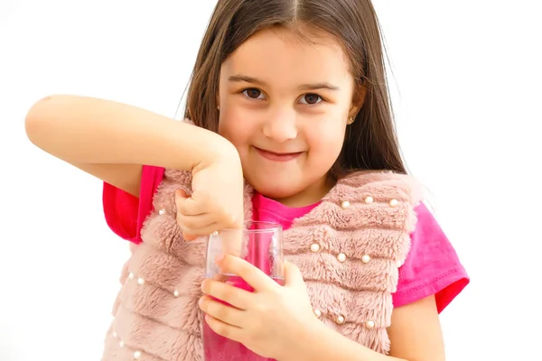 Ragazzina Sorridente Con Bicchiere Acqua Sfondo Bianco — Foto Stock