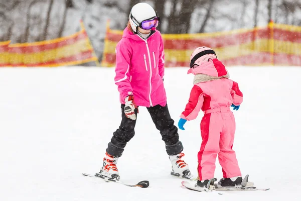 Mère et petit enfant skient dans les Alpes. Maman active et — Photo