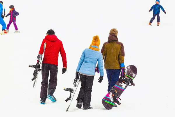 Människor snowboard vinter Sport vänskap koncept — Stockfoto