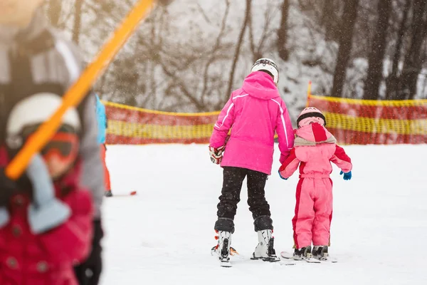 Skiën, kleine skiër op de skischool — Stockfoto