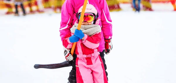 Esquí, pequeño esquiador en la escuela de esquí — Foto de Stock