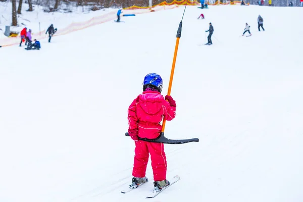 Skifahren, kleiner Skifahrer in der Skischule — Stockfoto