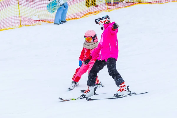 Skidåkning, liten skidåkare i skidskola — Stockfoto