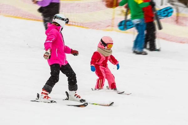 Esqui, pequeno esquiador na escola de esqui — Fotografia de Stock
