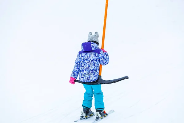 Esquí, pequeño esquiador en la escuela de esquí —  Fotos de Stock
