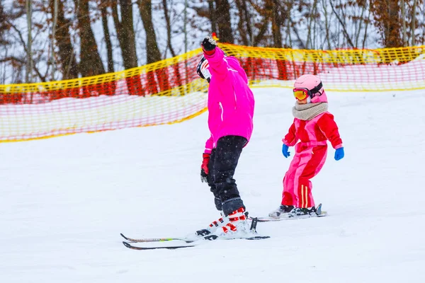 Катання на лижах, лижник у гірськолижній школі — стокове фото