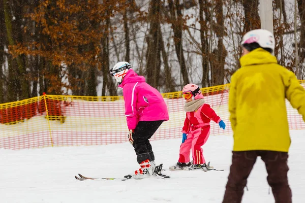 Обучение Детей Катанию Лыжах Зимнем Курорте — стоковое фото
