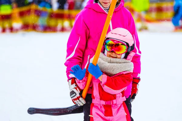 Skidåkning, liten skidåkare i skidskola — Stockfoto