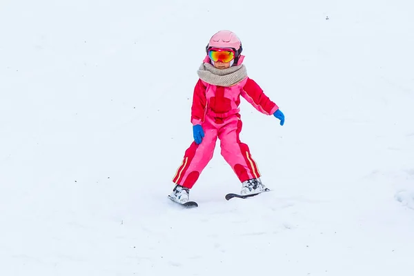 Esquí, pequeño esquiador en la escuela de esquí —  Fotos de Stock