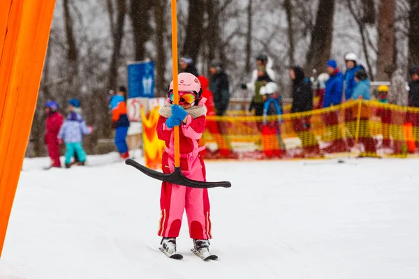 Barn Lära Sig Att Åka Skidor Vintern Resort — Stockfoto