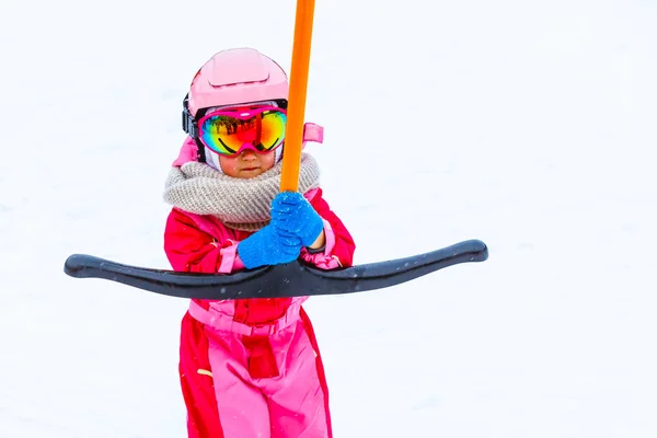 Petite Fille Avec Combinaison Ski Dans Téléski — Photo