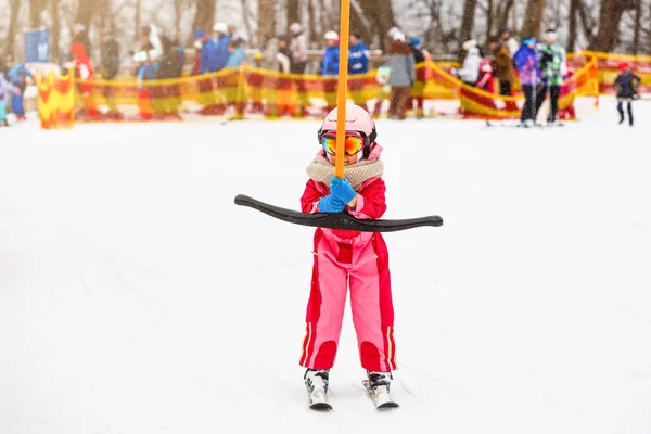 Ski, petit skieur à l'école de ski — Photo