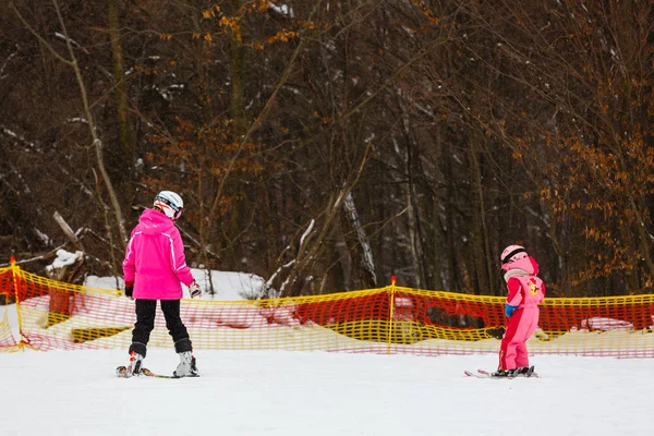 Enfant Apprenant Skier Sur Station Hiver — Photo