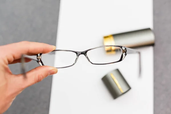 Affärsman Med Förstoringsglas Och Glasögon — Stockfoto