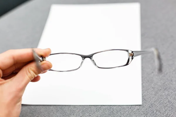 Üzletember Nagyítóval Szemüveggel — Stock Fotó