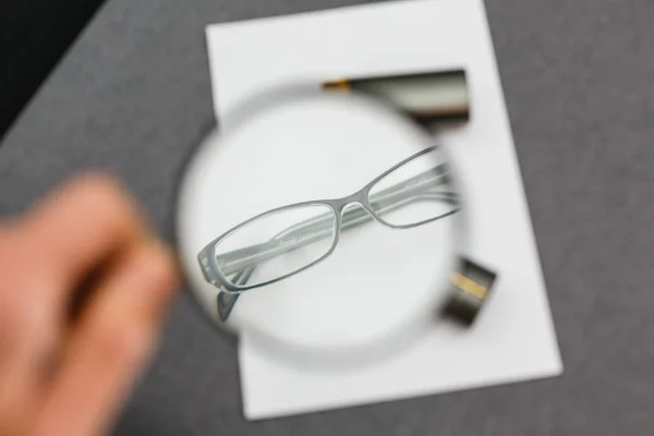 Affärsman Med Förstoringsglas Och Glasögon — Stockfoto