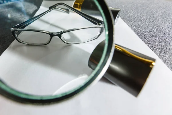 Rapports Synthèse Entreprise Une Loupe Avec Des Verres Sur Bureau — Photo