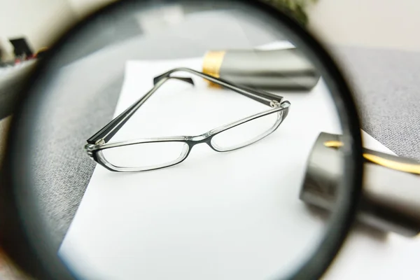 业务摘要报告和一个放大镜与眼镜在桌子上办公室 数据分析 投资规划 商业分析的概念 — 图库照片