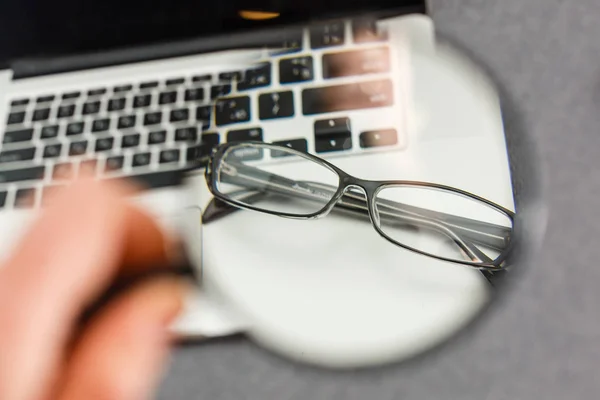 Zwart Omlijst Ondersteboven Glazen Het Toetsenbord Met Een Zeer Ondiepe — Stockfoto