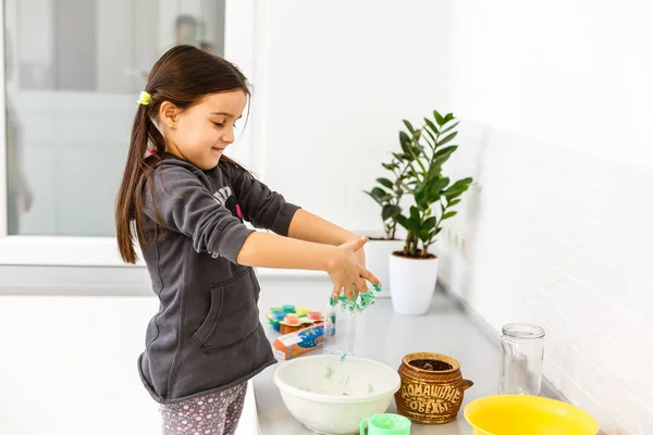 Carino Bambina Cucina Cucina — Foto Stock