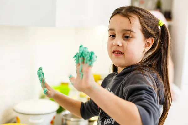 Carino Bambina Cucina Cucina — Foto Stock