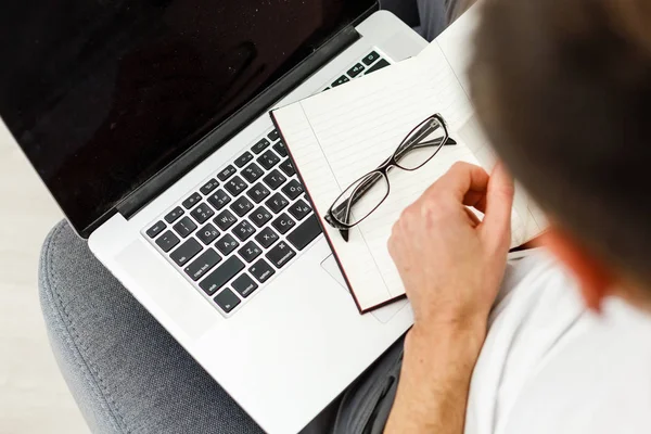 Jongeman Werkt Aan Laptop — Stockfoto