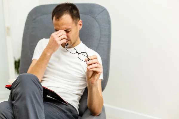 Man Met Vermoeide Ogen Lang Werken Die Zijn Bril Vasthoudt — Stockfoto