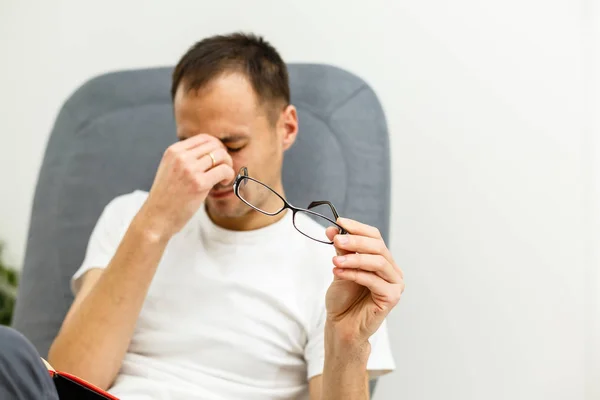 Mężczyzna Zmęczonymi Oczami Długiej Pracy Trzymający Okulary — Zdjęcie stockowe
