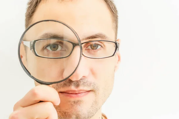 Man Tittar Genom Ett Förstoringsglas Isolerad Vit Bakgrund — Stockfoto