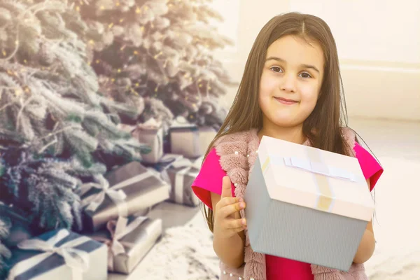 Niña Con Regalo —  Fotos de Stock