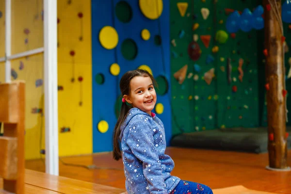 Menina Alpinista Parque Lazer Com Parede Escalada — Fotografia de Stock