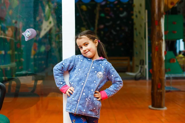 Menina Alpinista Parque Lazer Com Parede Escalada — Fotografia de Stock