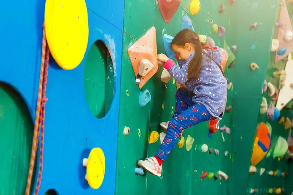 Mała Dziewczynka Wspinaczka Parku Rozrywki Ścianą Wspinaczkową — Zdjęcie stockowe
