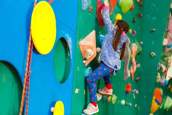 Menina Alpinista Parque Lazer Com Parede Escalada — Fotografia de Stock