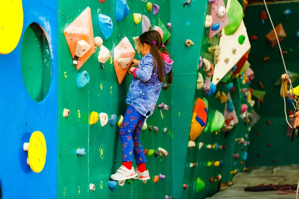 Arrampicatrice Bambina Nel Parco Divertimenti Con Parete Arrampicata — Foto Stock