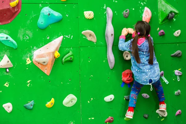 Menina Alpinista Parque Lazer Com Parede Escalada — Fotografia de Stock