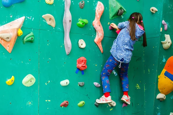 Little Girl Climber Leisure Park Climbing Wall — Stock Photo, Image