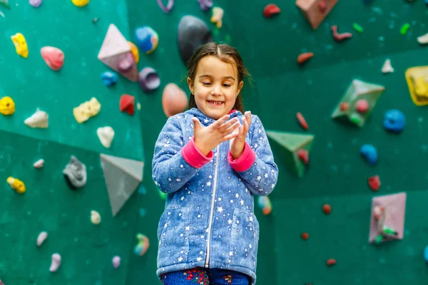 Menina Alpinista Parque Lazer Com Parede Escalada — Fotografia de Stock