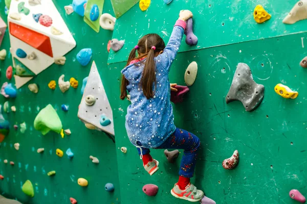 Menina Alpinista Parque Lazer Com Parede Escalada — Fotografia de Stock