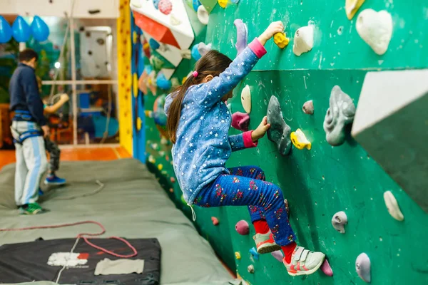 Menina Alpinista Parque Lazer Com Parede Escalada — Fotografia de Stock