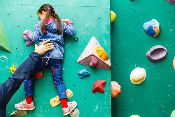 Menina Alpinista Parque Lazer Com Parede Escalada — Fotografia de Stock