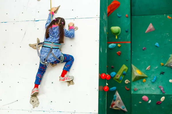 Menina Alpinista Parque Lazer Com Parede Escalada — Fotografia de Stock