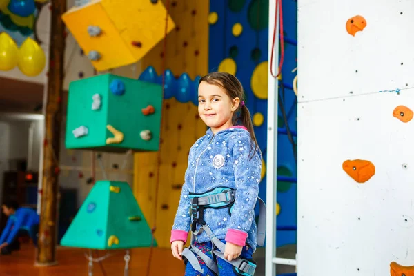 Niña Escaladora Parque Ocio Con Pared Escalada — Foto de Stock