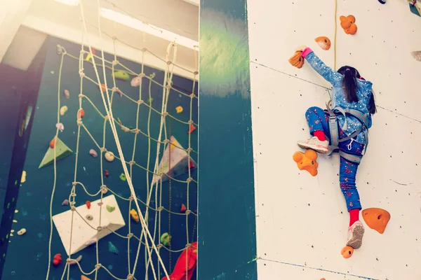 Menina Alpinista Parque Lazer Com Parede Escalada — Fotografia de Stock